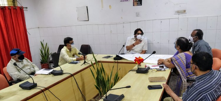 जिलाधिकारी ने बेली हाॅस्पिटल में बैठक कर व्यवस्थाओं का जायजा लेते हुए दिये आवश्यक दिशा-निर्देश