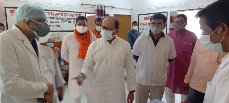 कैबिनेट मंत्री ने भगवतपुर और असरावल में वैक्सीन टीकाकरण केंद्र का किया निरीक्षण