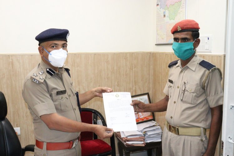 प्रयागराज- कोरोना की दवा देने के लिए 1 KM दौड़ा जवान