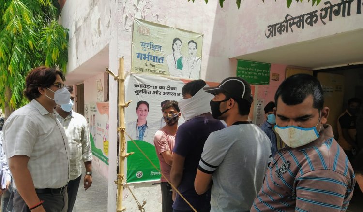 ग्रामीण क्षेत्रों में जाकर जिलाधिकारी ने कोविड-19 से बचाव के तहत किये जा रहे निगरानी समितियों के कार्यों का किया निरीक्षण