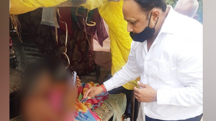 पेट का ऑपरेशन कराकर झोपड़ी मे भूख से बेहाल बूढ़ी महिला व एक गूंगी महिला के लिए दूत बने महावीर