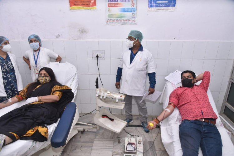 महापौर अभिलाषा गुप्ता का वैक्सीनेशन को लेकर जागरूकता अभियान, काल्विन अस्पताल के ब्लड बैंक में किया रक्तदान