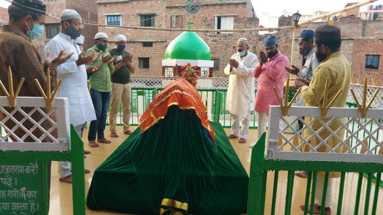 आज़म खान की सलामती के लिए सपा कार्यकर्ताओं ने मांगी दुआ, दादा मियाँ के रौज़े पर चढ़ाई चादर
