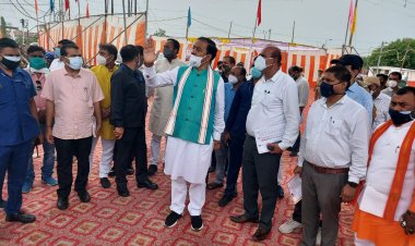 डिप्टी सीएम केशव प्रसाद मौर्य ने बक्शी बांध पर बन रहे रेल उपरिगामी सेतु का किया निरीक्षण