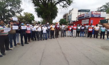 पत्रकार सुलभ श्रीवास्तव की मौत का मामला ,साथी पत्रकारों ने की न्याय की मांग,काली पट्टी बांधकर किया विरोध प्रदर्शन