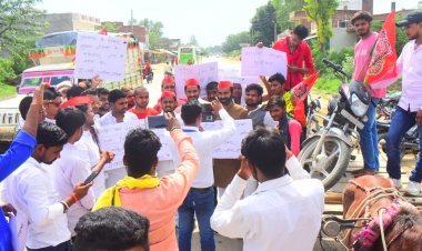 प्रयागराज: घोड़ा गाड़ी पर मोटर साईकिल लाद कर सपाईयों प्रदर्शन