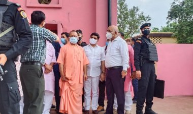 मुख्यमंत्री योगी आदित्यनाथ पहुंचे वाराणसी, हाथी बाजार सीएचसी का किया निरीक्षण