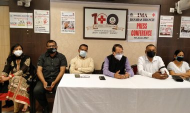 डॉक्टरों पर हमले और अस्पतालों में तोड़फोड़ के विरोध में सांकेतिक प्रदर्शन