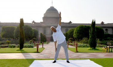 राष्ट्रपति-उपराष्ट्रपति ने घर पर योग कर मनाया अंतरराष्ट्रीय योग दिवस