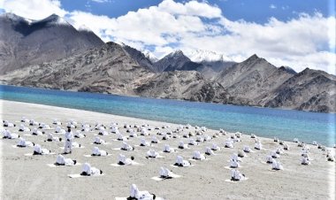 ​गलवान घाटी और पैन्गोंग झील के किनारे ​'हिमवीरों' ने​ किया ​​योगाभ्यास