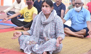 महापौर अभिलाषा गुप्ता नंदी ने अंतर्राष्ट्रीय योग दिवस पर किया योग