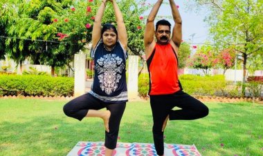 चित्रकूट मंडल आयुक्त और डीएम बांदा ने पत्नियों संग किया योगाभ्यास