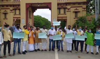 AU के छात्रों पर लगे गैंगस्टर एक्ट के मुकदमे के विरोध में एनएसयूआई का बीएचयू सिंहद्वार पर प्रदर्शन