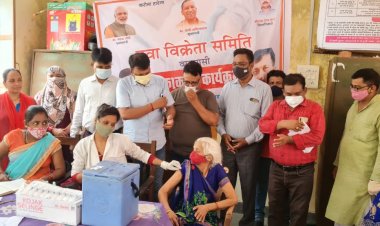 दवा व्यापारियों के शिविर में 95 साल की महिला ने कराया टीकाकरण