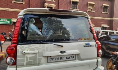 लखनऊ: वसीम रिज़वी के वाहन पर पथराव, कोतवाली में दी तहरीर