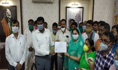 छठीं महिला जिला पंचायत अध्यक्ष बनीं भाजपा की साधना सिंह, मिला जीत का प्रमाण पत्र