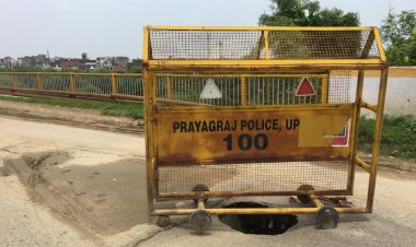 मौत को दावत देता सड़क की बीचो बीच बड़ा गड्ढ़ा