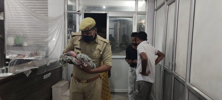 प्रयागराज पुलिस का मानवीय चेहरा, सड़क पर दर्द से तड़प रही महिला को अस्पताल पहुंचा