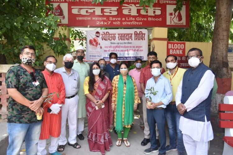 ब्लड बैंक में ब्लड फ़ॉर ह्यूमैनिटी फाउंडेशन के आवाहन पर स्वैछिक रक्तदान शिविर