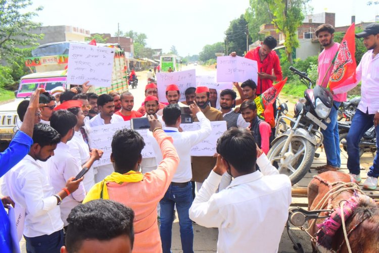 प्रयागराज: घोड़ा गाड़ी पर मोटर साईकिल लाद कर सपाईयों प्रदर्शन