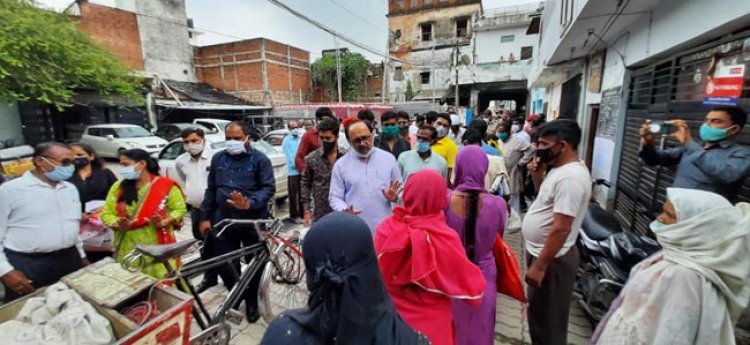 प्रयागराज: कैबिनेट मंत्री ने सरकारी राशन की दुकानों का किया औचक निरीक्षण, दी हिदायत