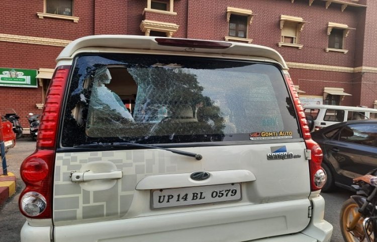 लखनऊ: वसीम रिज़वी के वाहन पर पथराव, कोतवाली में दी तहरीर