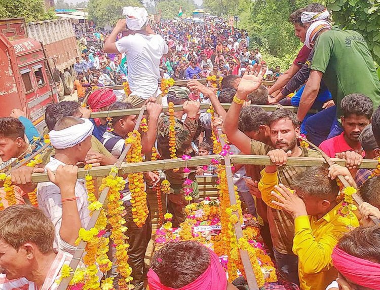 प्रतापगढ़: शहीद के अंतिम दर्शन के लिए उमड़ा जन सैलाब