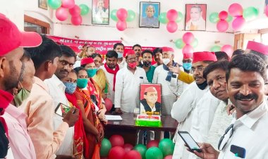 अखिलेश यादव के जन्मदिन पर कार्यकर्ताओं ने काटा 48 किलो का केक