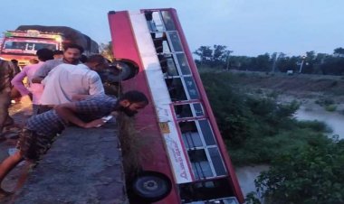 कानपुर में सवारियों से भरी तेज रफ्तार रोजवेज बस अनियंत्रित होकर पुल से नदी में गिरी