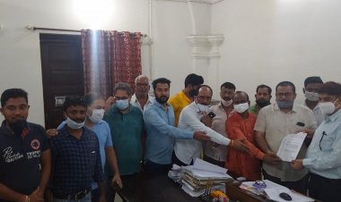 व्यापार मंडल के द्वारा सर्विस लेन पार्किंग के विरोध में नगर आयुक्त को सौपा ज्ञापन