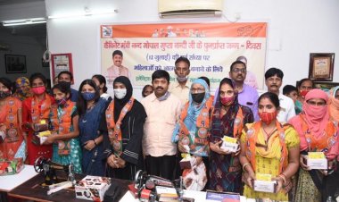 मंत्री नन्दी ने सौ महिलाओं को दिया इलेक्ट्रानिक सिलाई मशीन, पुरूष कामगारों को भी मिलेंगे किट