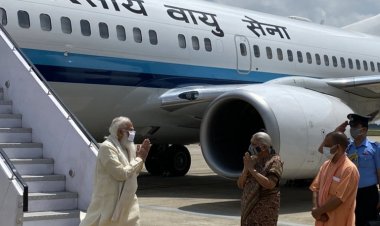 प्रधानमंत्री नरेन्द्र मोदी पहुंचे वाराणसी, एयरपोर्ट पर मुख्यमंत्री ने किया गर्मजोशी से स्वागत