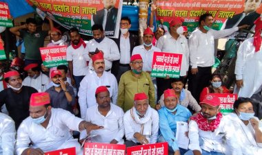 प्रयागराज में सपाइयों ने सभी तहसीलों पर किया प्रदर्शन