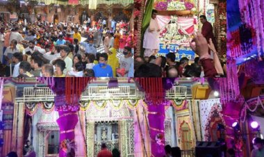 देवशयनी एकादशी पर बांकेबिहारी मंदिर सहित आधा दर्जन मंदिरों में सजे भव्य फूलबंगला