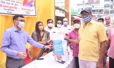 महापौर ने  निःशुल्क राशन वितरण करते हुए जनपद में बैग वितरण कार्यक्रम की शुरूआत की