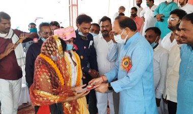 प्रयागराज: सिद्धार्थ नाथ सिंह ने मुख्यमंत्री सामूहिक विवाह में 45 जोड़ों को दिया आशीर्वाद