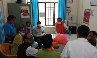 उपमुख्यमंत्री केशव मौर्य ने स्वयं गोद लिए नगरीय प्राथमिक स्वास्थ्य केंद्र दारागंज का किया निरीक्षण