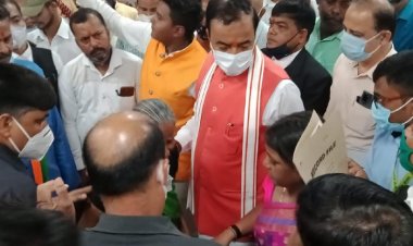 उपमुख्यमंत्री केशव मौर्या को पार्षद किरन ने दिया ज्ञापन