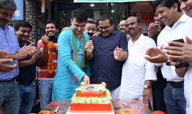 सिविल लाइन्स उद्योग व्यापार मंडल ने (ऑक्सीजन मैन) विधायक हर्षवर्धन बाजपेई का मनाया जन्मदिन