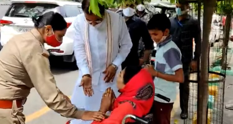 दिव्यांग महिला को देख भावुक हुये उप मुख्यमंत्री केशव मौर्य, तत्काल की आर्थिक मदद