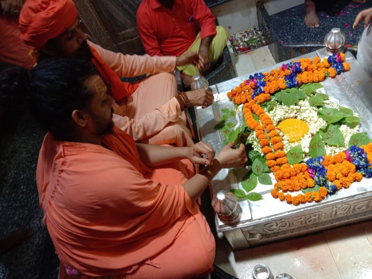 प्राचीन आनंदेश्वर शिव मंदिर में प्रथम श्रावण मास के सोमवार पर दर्शन के लिए उमड़ी भक्तों की भीड़