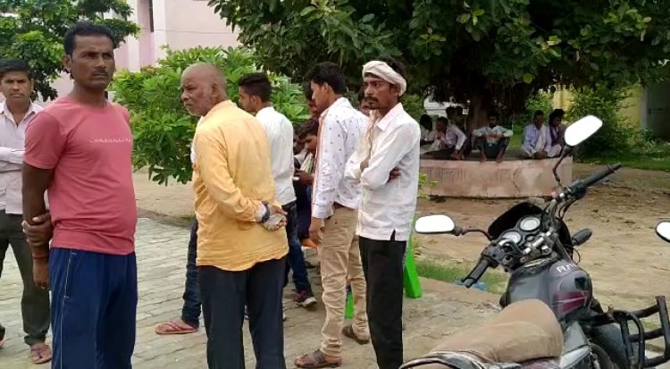 अनियंत्रित कार पेड़ से टकराई, एक की मौत कई घायल