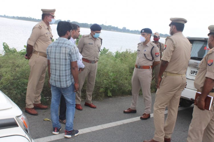 गाड़ी पंचर है कह सर्राफा दंपति से लूट लिया आठ लाख का सोना