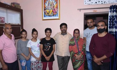 मंत्री नन्दी ने मृतक की पुत्रियों की पढ़ाई के लिए दिये 25 हजार रुपये