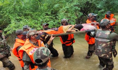 प्रयागराज : रेड ईगल डिवीजन ने 135 ग्रामीणों को बाढ़ग्रस्त गांवों से निकाला