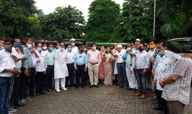 व्यापारियों ने जिलाधिकारी कार्यालय पर सौंपी राहत सामग्री