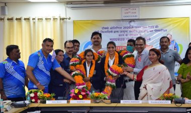 उत्तर मध्य रेलवे की ओलम्पिक खिलाड़ी गुरजीत और निशा का प्रयागराज आगमन पर भव्य स्वागत