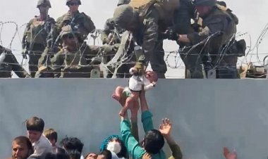 मासूमों को तालिबान से बचाने के लिए विदेशी सैनिकों को सौंप रहे अफगानिस्तानी