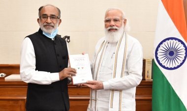 अल्फोंस ने 'एक्सेलरेटिंग इंडिया' पुस्तक की प्रति प्रधानमंत्री को भेंट की
