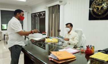 10 हज़ार लोगों के हस्ताक्षर युक्त एम्स स्थापना ज्ञापन महामहिम राष्ट्रपति जी को आयुक्त प्रयागराज मण्डल को सौंपा